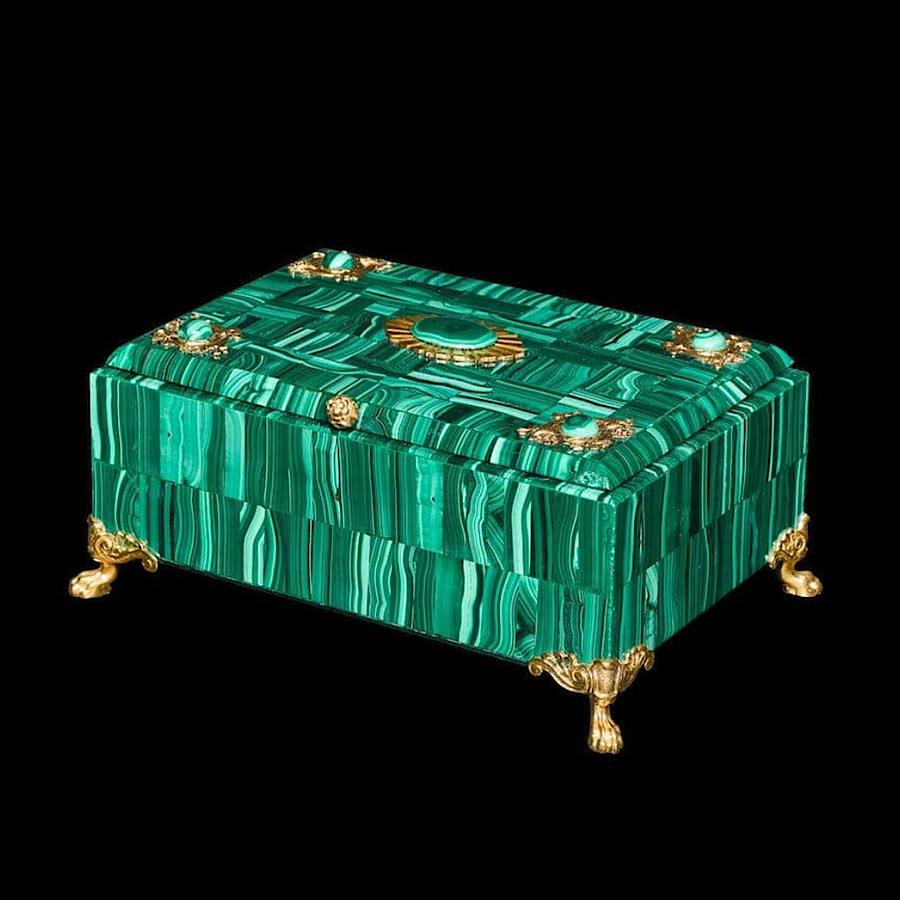 Експерт з дорогоцінних каменів проаналізував робоче місце Зеленського та розповів цікаві деталі